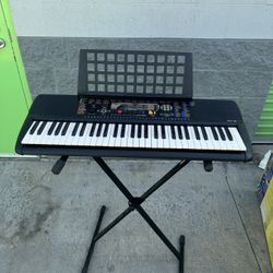 Yamaha PSR-195 Portable Keyboard in Box with Accessories Working Great 