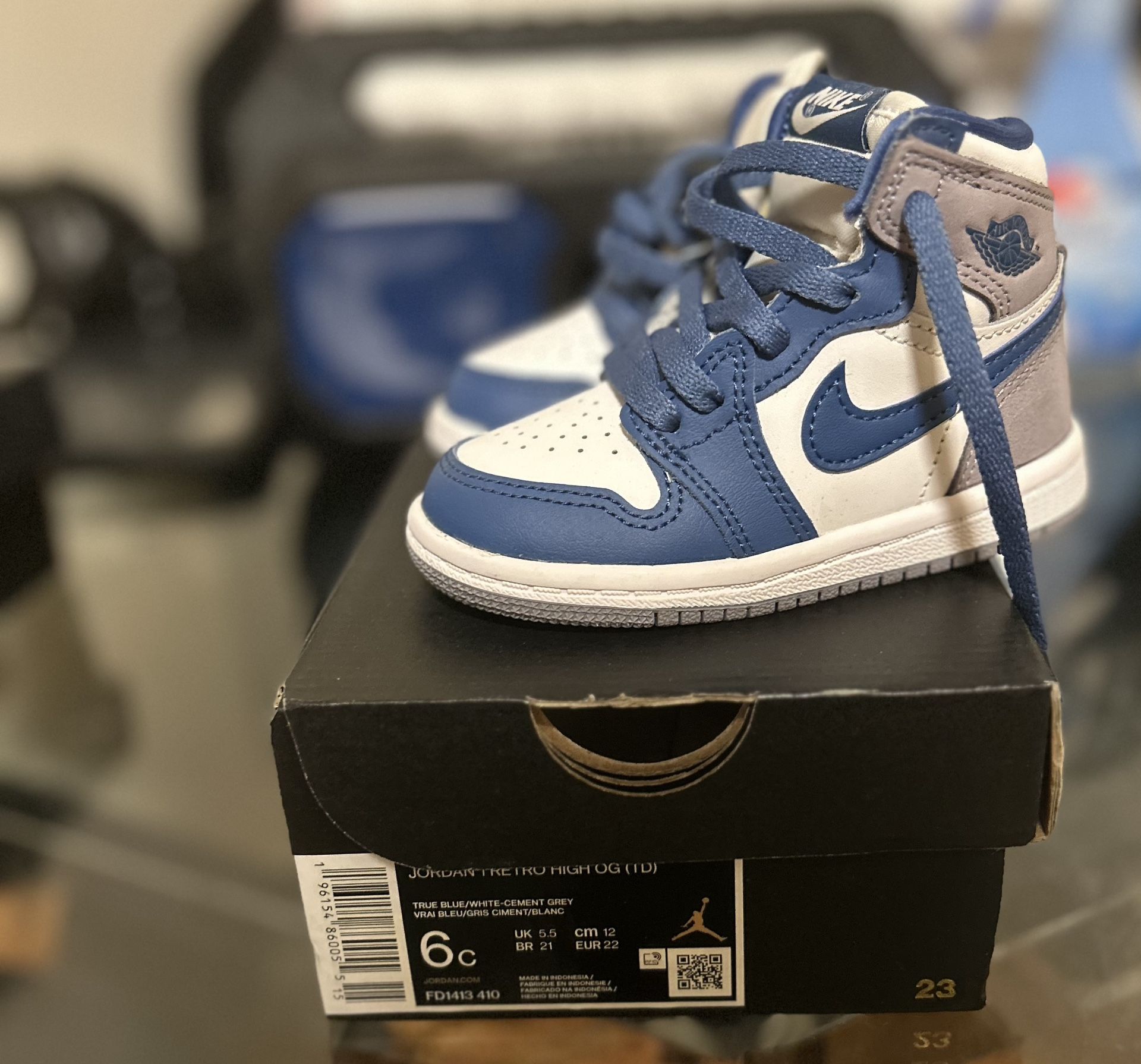 Air Jordan 1’s (Brand New Never Worn) 1985 Air Jordan 1 Chicago - Size US 9.5. Brand new, never  main image 2
