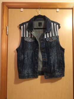 Like new size Small Men's Denim Vest Smoke free home