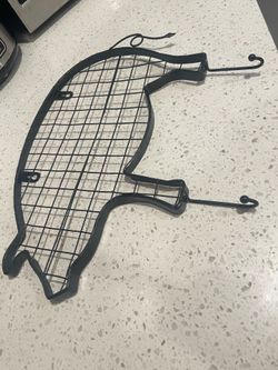 Unique Pig wire wall-pad with hooks