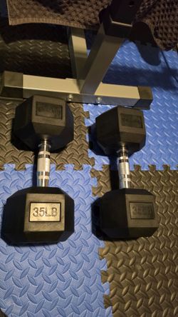 CURL BAR 6 2ft LIKE *NEW  COMES WITH CLAMPS AND (2) 35LB TRU GRIT PLATES 💪 😎