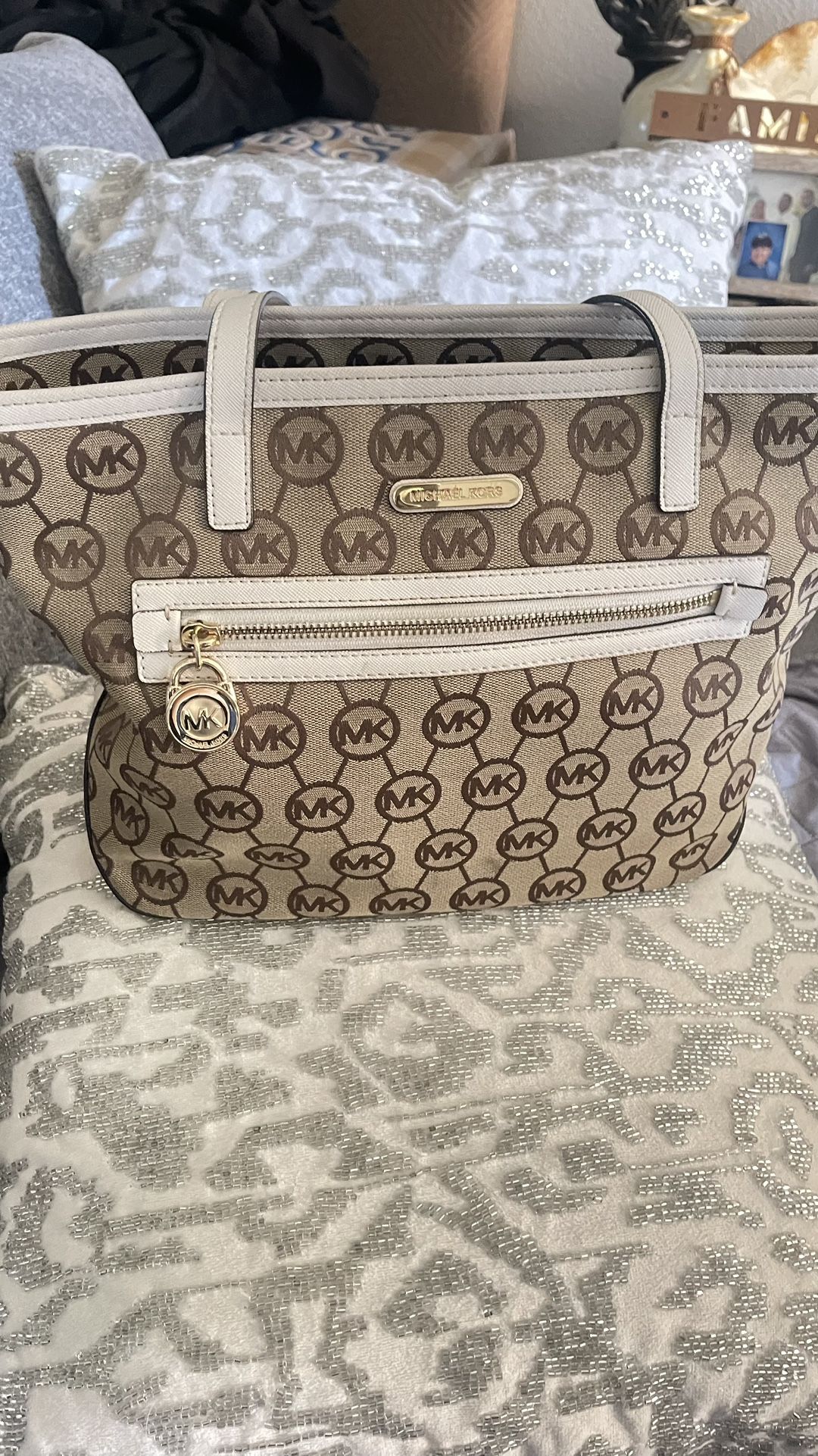 MICHAEL KORS PURSE. Median Shoulder.