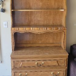 Dresser With Hutch