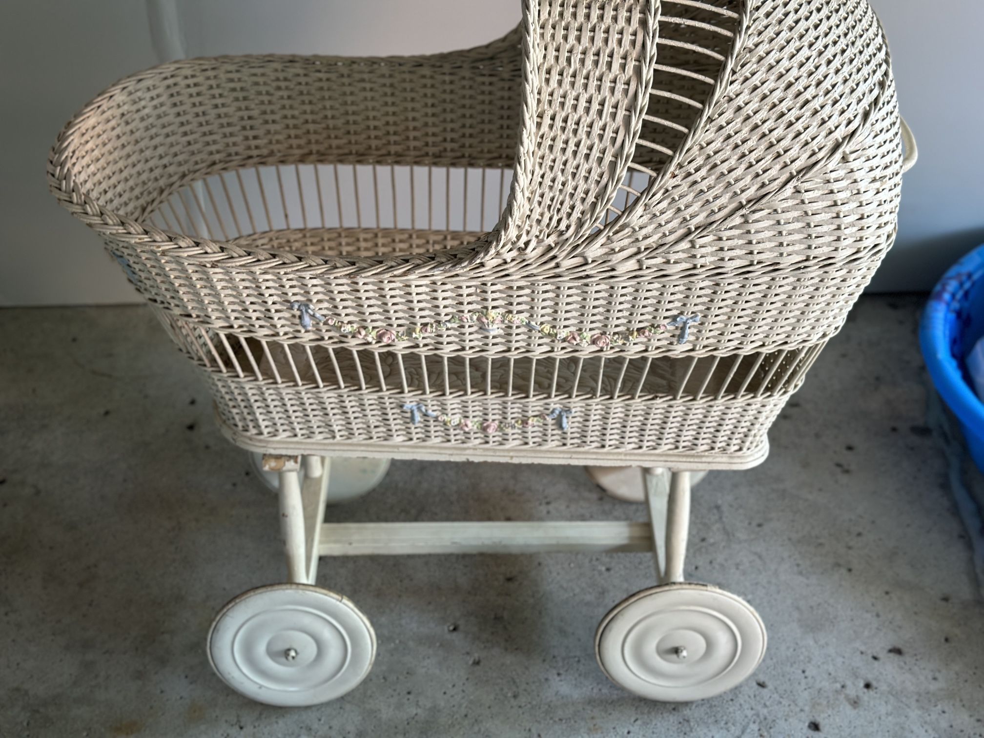 Vintage Baby Bassinet/crib 