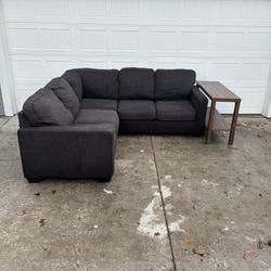 FREE DELIVERY🔥🛻👋 Sectional Comes with a table