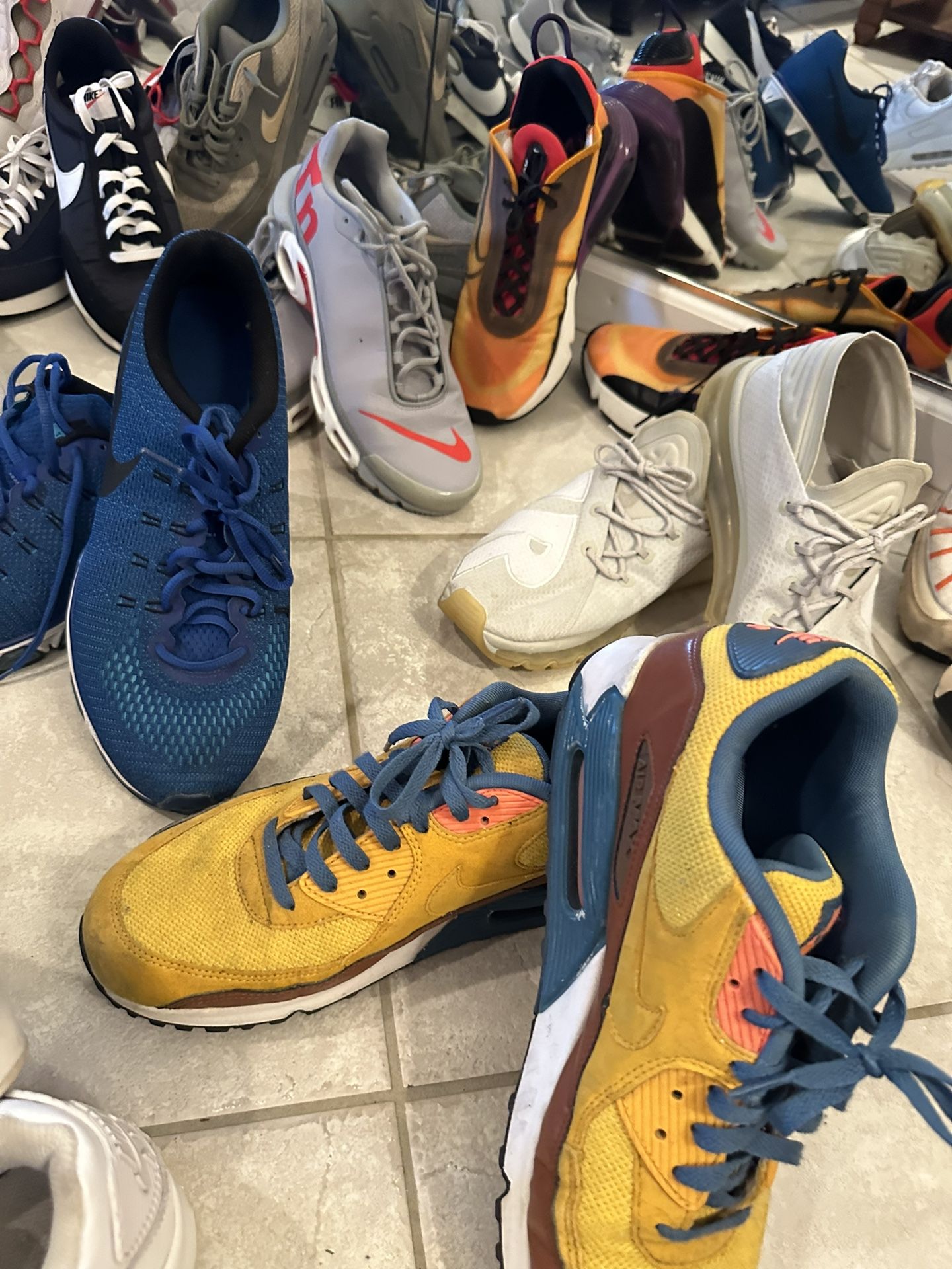 Nike Men Sneakers Bulk Buy for Sale in Pembroke Pines, FL OfferUp