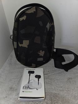 Oculus Quest 2 Crossbody Bag & Earphones Set New (Price Is Firm)