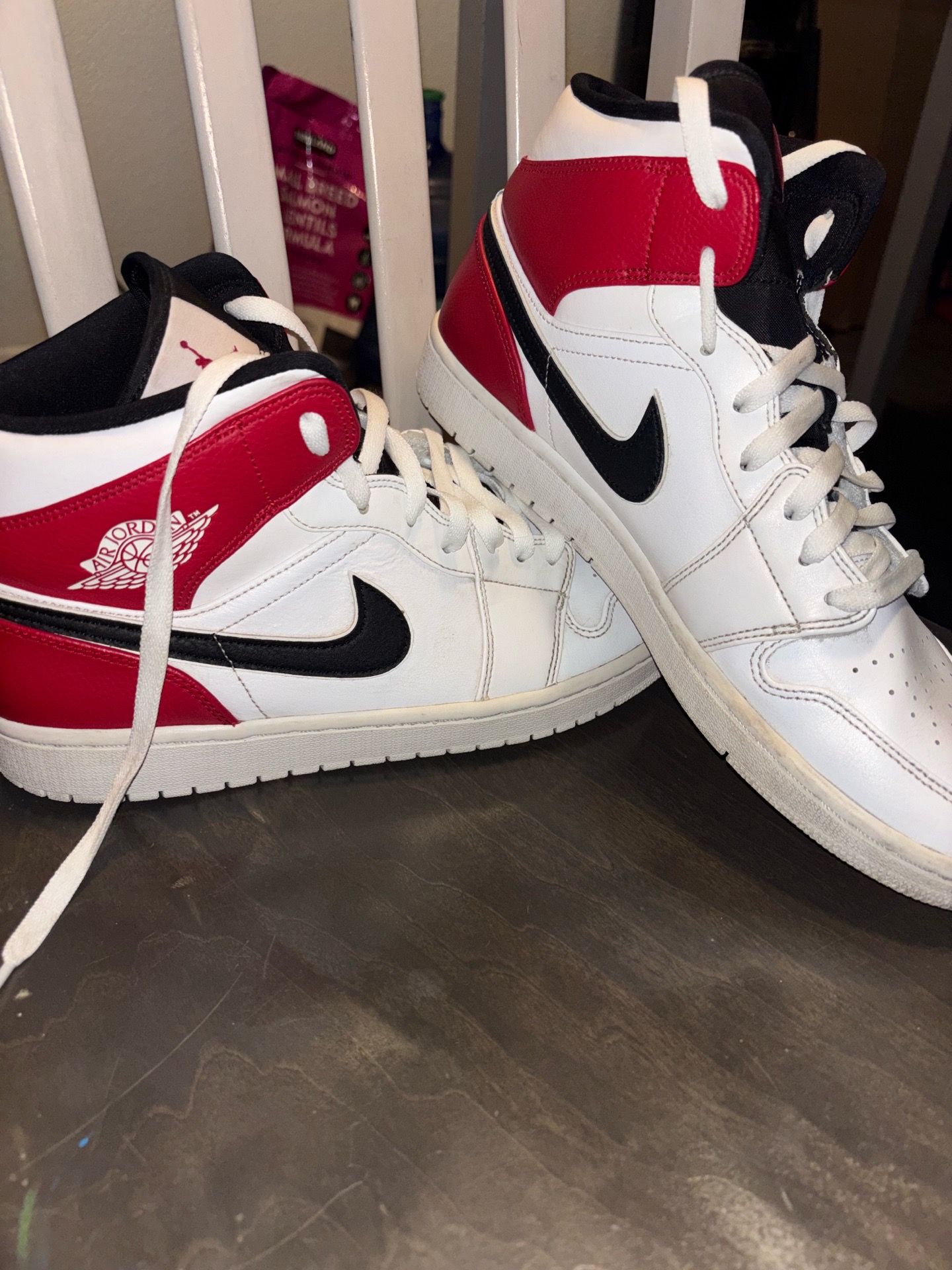 Air Jordan 1 Mid Chicago Black Red White Size 12