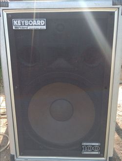 Keyboard Roland amplifier