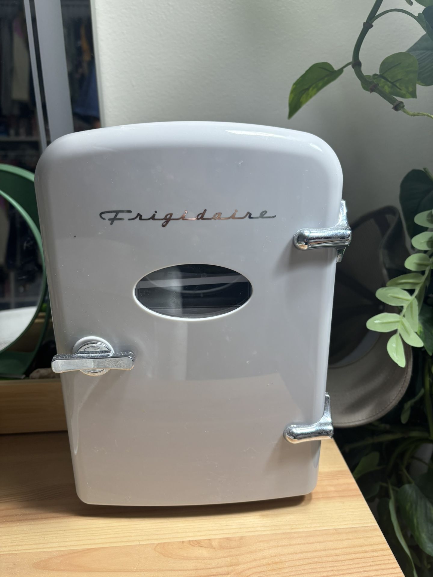 Frigidaire Retro Mini Personal Fridge Cooler