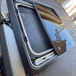 Universal spoiler sunroof