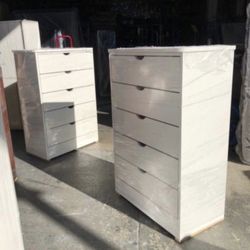 5 Drawer Dresser No Knobs 🚚❤️