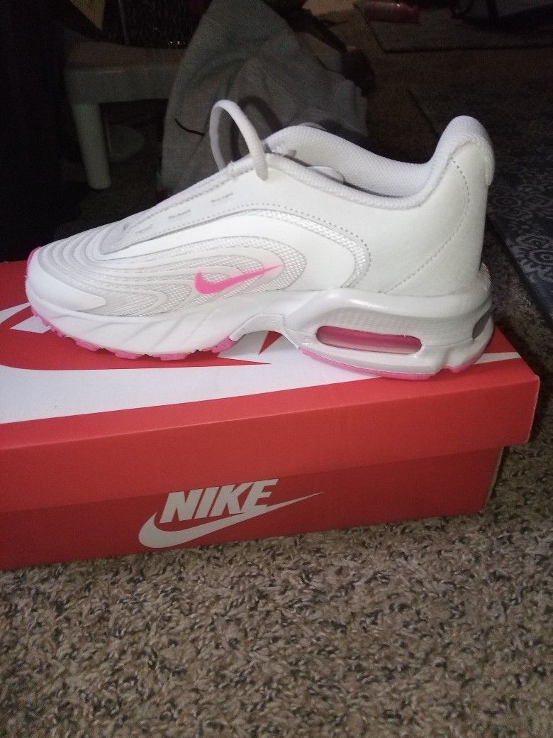 Women's size 8 1/2 Nike Shoes