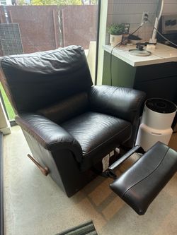 LA-Z Boy Black Leather Recliner (excellent condition)