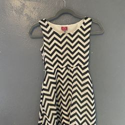 Black and white zigzag, flowy dress