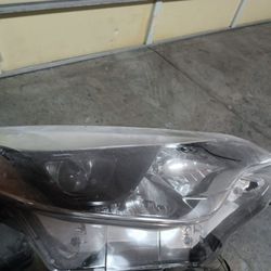 2015 Toyota Corolla Passenger Headlight 