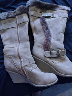 Size 8.5 tan fur boots