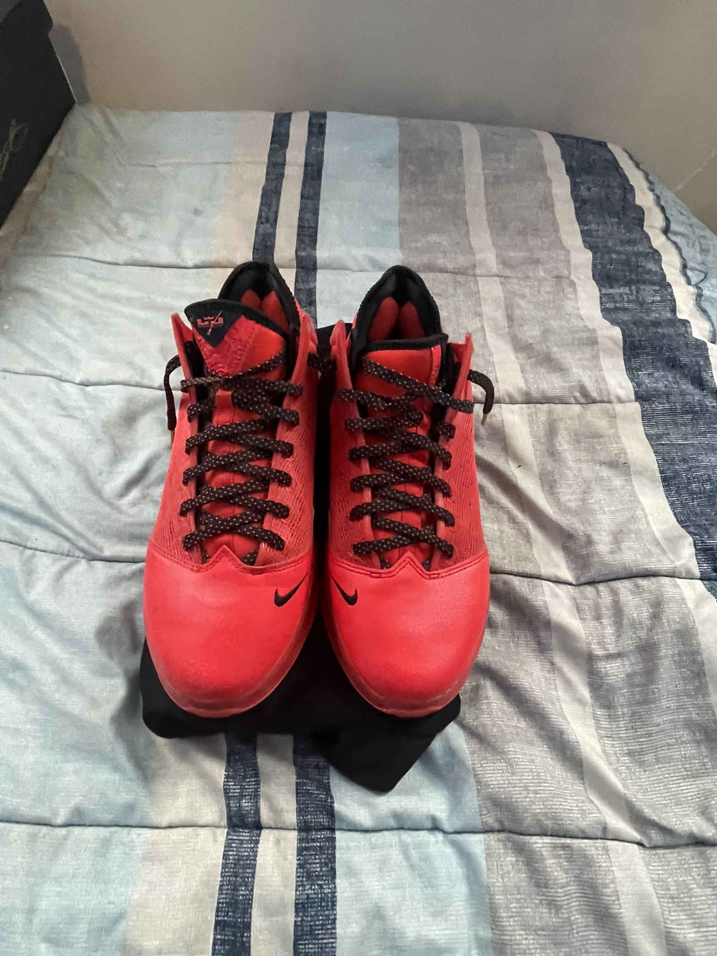 lebron 19 low ‘ light crimson