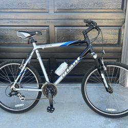 GIANT  RINCON MOUNTAIN BIKE with Water Bottle Holder & Tool Set Attachment 