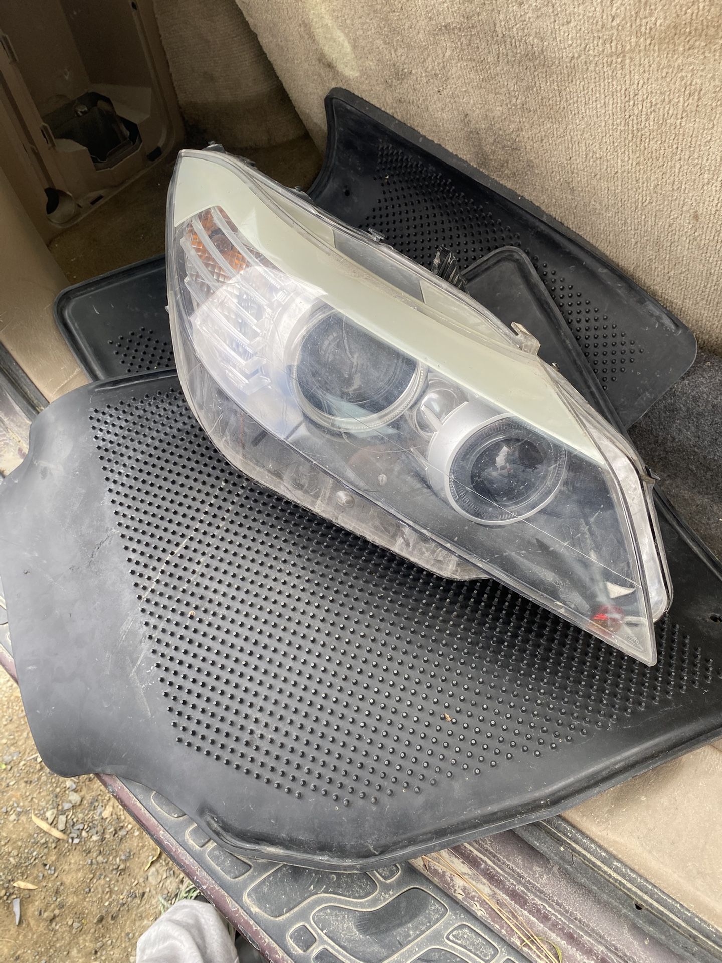 BMW Z4  Headligh Lci  Passenger Side  Bmw z4 right side headlight 2009 2012