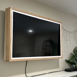 ROKU TV w/wood Frame And Wall Mount