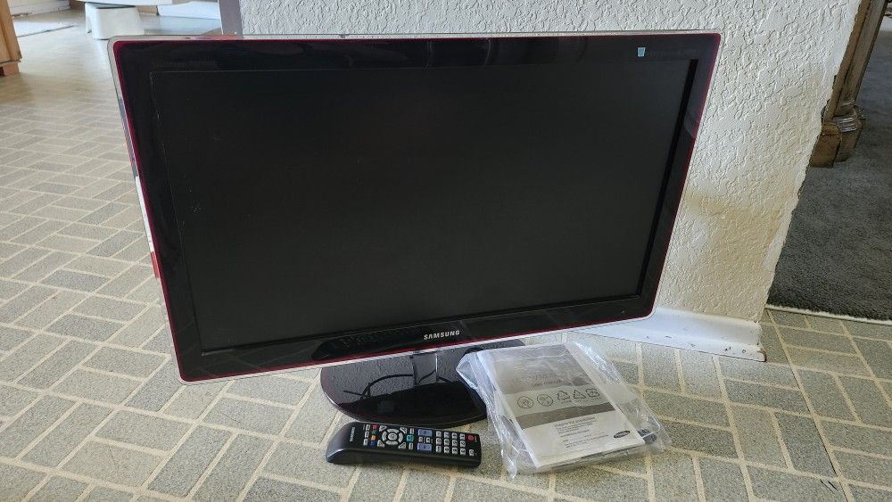 27" Samsung LCD TV/Monitor with wall mount
