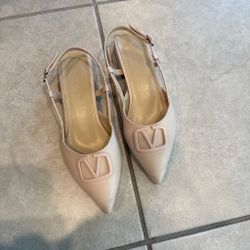 Cream pointed toe kitten heels