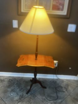 Vintage Drop Leaf Floor Table Lamp W/ Floral Pattern With Queen Anne Tripod Legs.  Used in good condition with some cosmetic blemishes. These blemishe