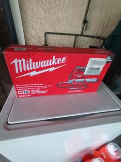 Milwaukee
M12 12V Lithium-Ion Cordless Grease Gun (Tool-Only)
