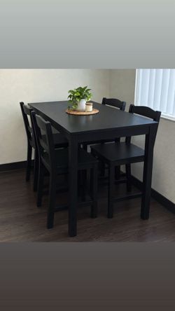 Dining Bar table with 4 bar stools (FREE DELIVERY!! 🚚)