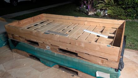 Free Large Pallets Fire Wood
