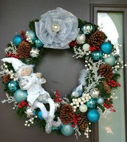 Lighted Professional luxurious christmas holiday wreath. 24 inches with lights and resin elf. Coronas navidad duende