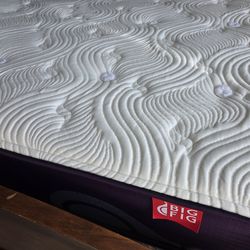 Queen Big Fig Mattress - Like New