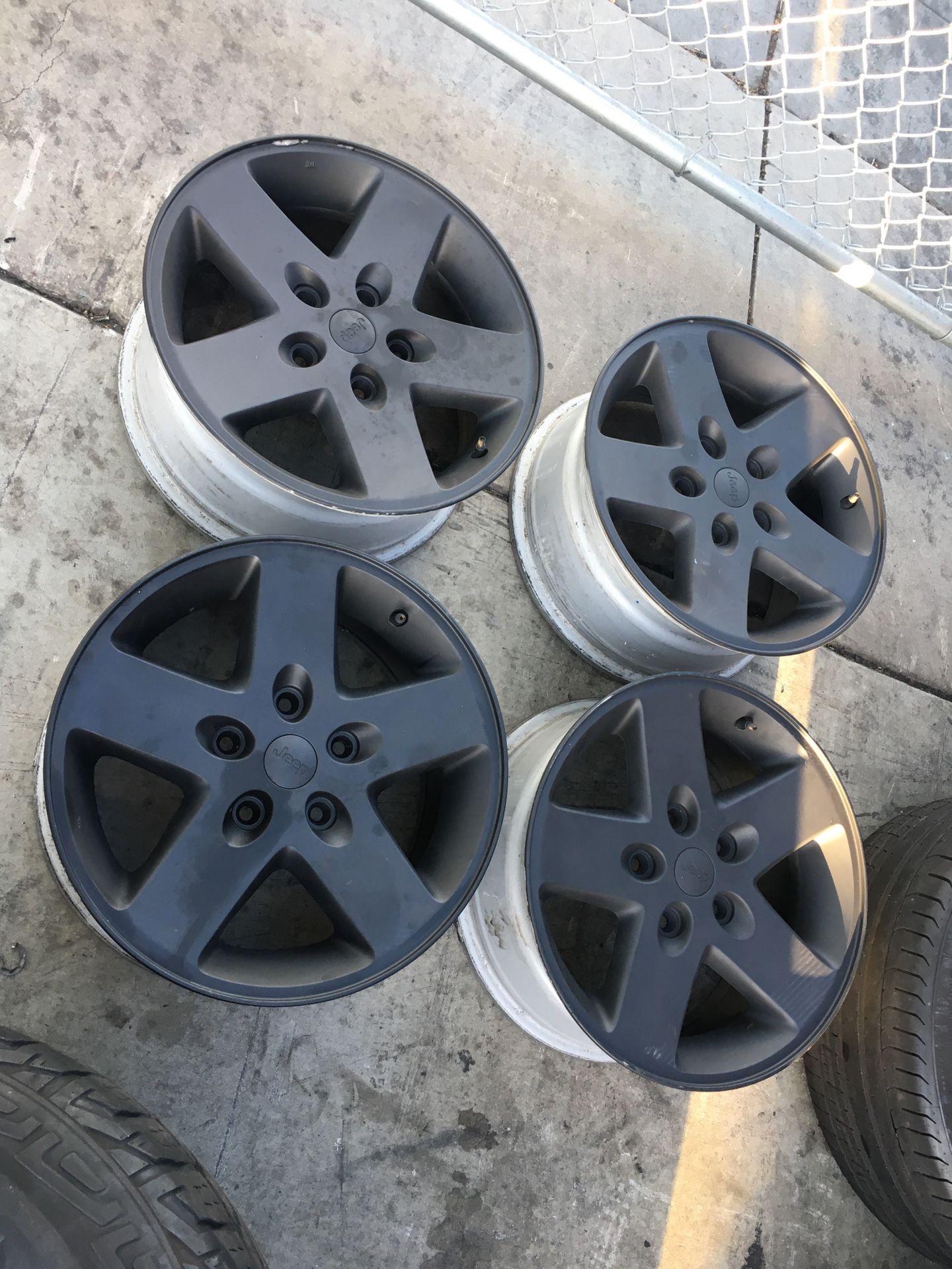 Used Jeep Oem rims side 17” no tires