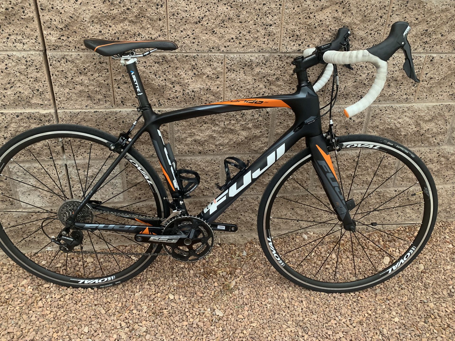 2015 fuji gran fondo 3.0 LE carbon size 54cm Bike has limited use minor marks and scratches conducive to storage and limited use Shimano 105 11-spe