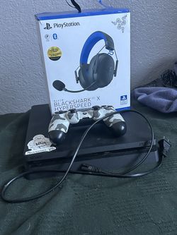 PS4 Slim con audífonos – $115por todo