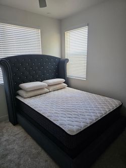 Queen size bed & Dresser Set !