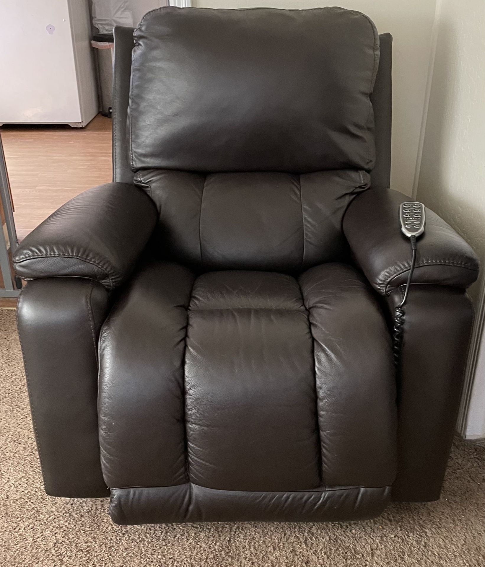 LA-Z-BOY RECLINER W/ REMOTE
