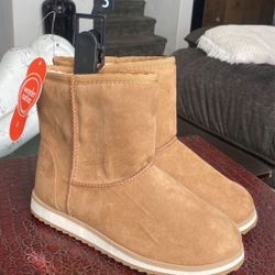 Brand New .. Never Worn .. Kids / Women’s Winter Boots .. 