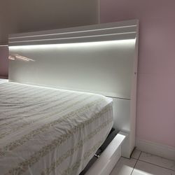 Juego de cuarto queen blanco brilloso con luz led y base ajustable . 