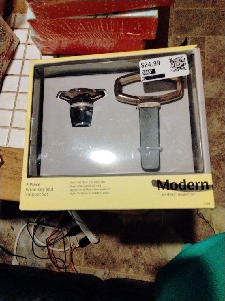 2 Piece Wine Key & Stopper Set
