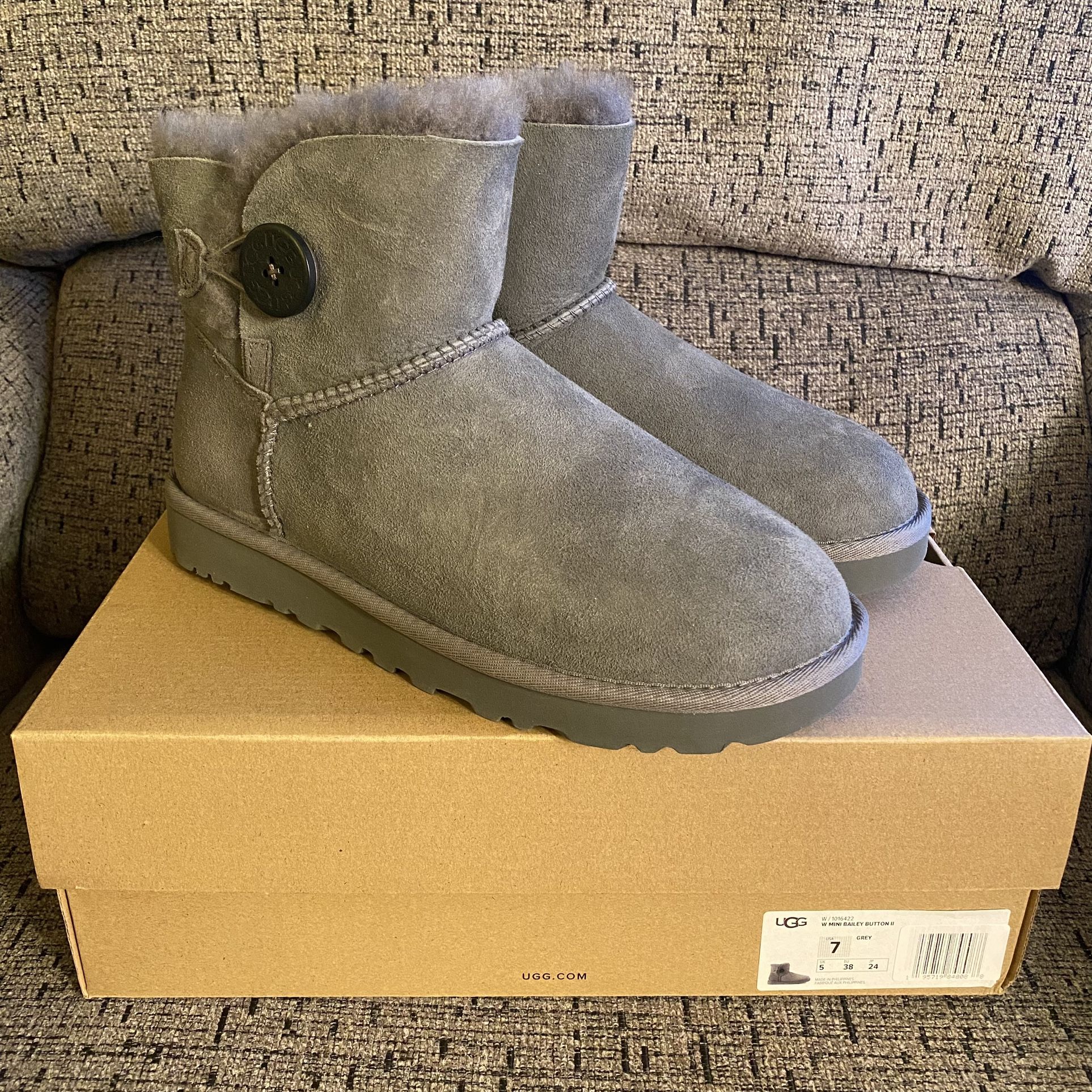 New Women's UGG Mini Bailey Button II Winter Boots Shoes US 7 Gray 1016422