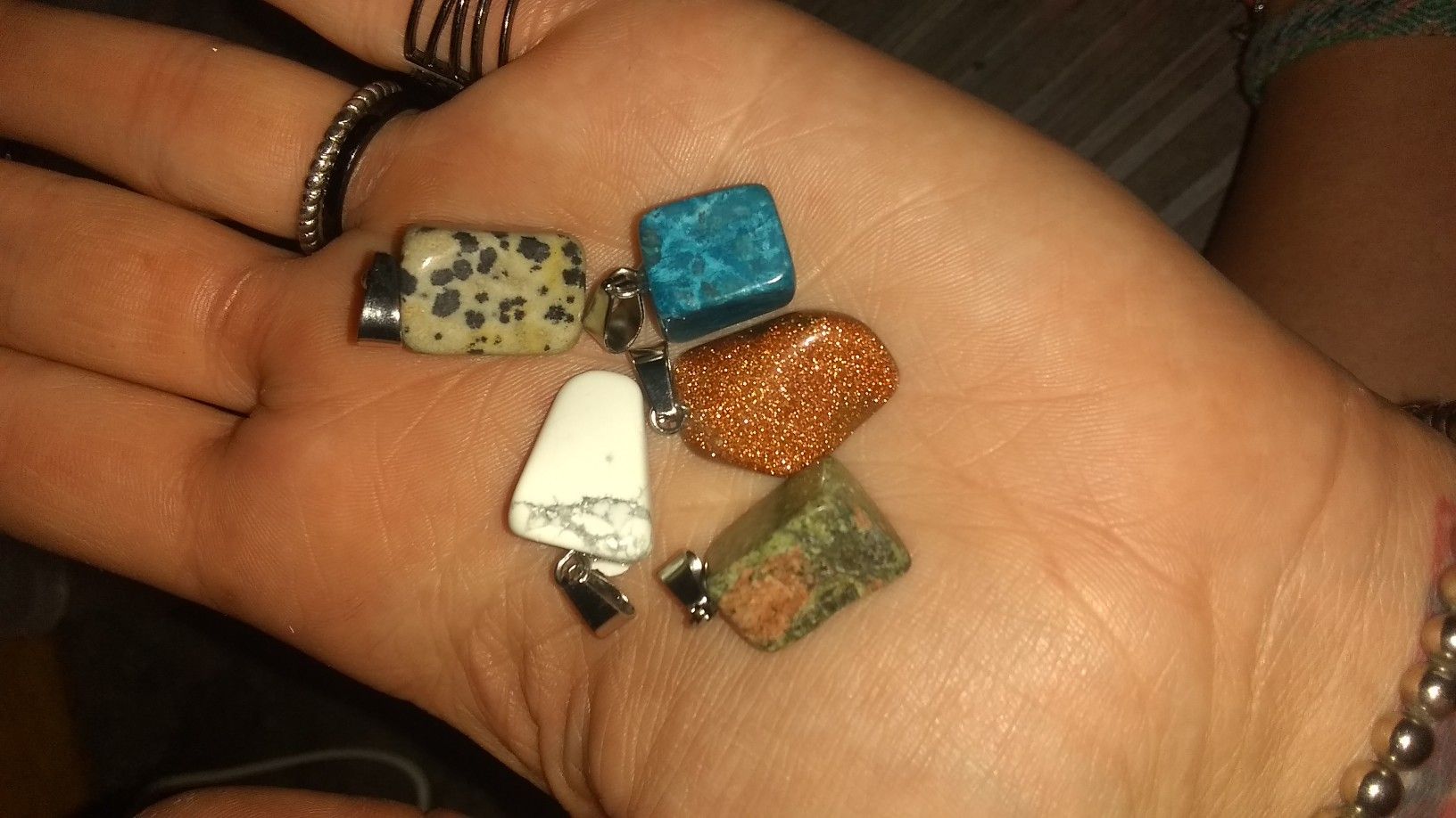 5 Genuine StoNe CharMs BuNlde