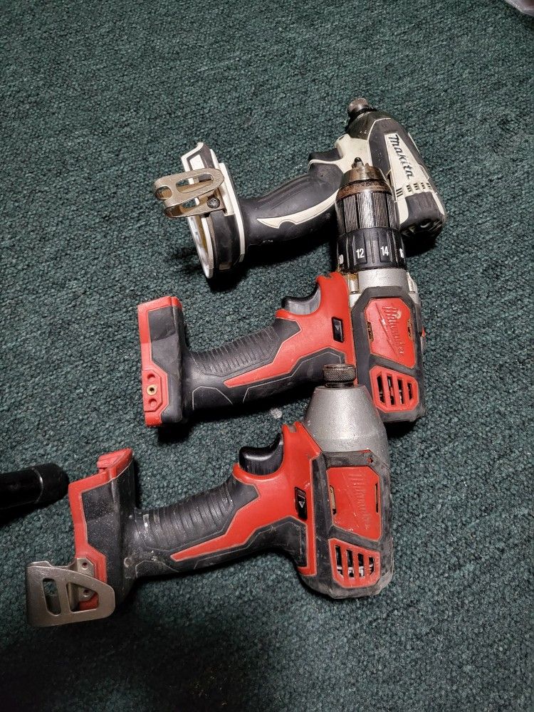 3 Drills Milwaukee & Makita 