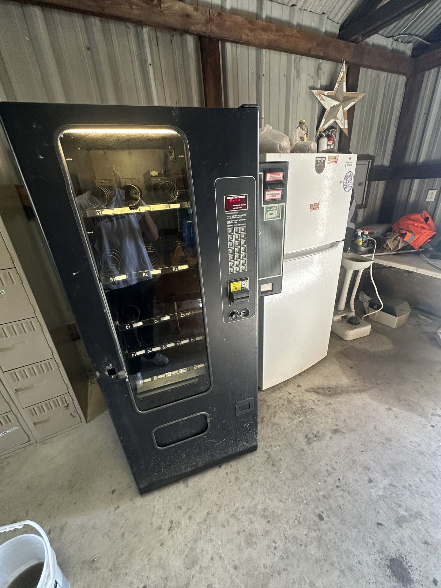 Snack Vending Machine With Bill Changer On The Side