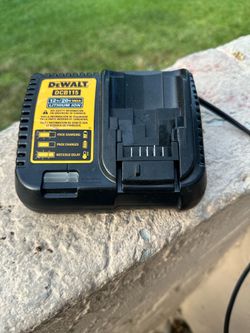 DEWALT 12V to 20V MAX Lithium-Ion Battery Charger