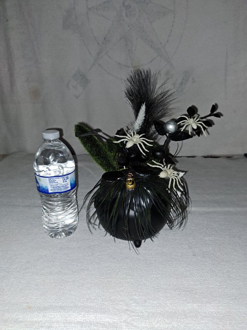 Hyde And Eek Faux Creepy Halloween Decor Plant In Excellent New Condition