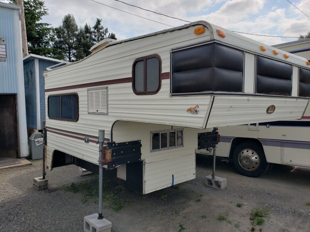 9 1/2 ' S&S CAMPER. SLEEPS 4.