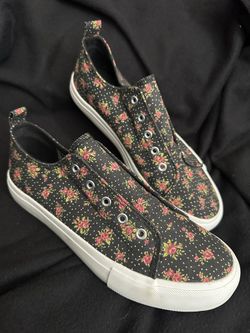 New-Women’s Shoes - Size7 Roses