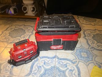 Cargador y vacuum Milwaukee